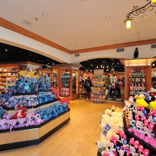 Winkel Walt DIsney Studios Store Walt Disney Studios Store met een kleurrijke display van allerlei verschillende Disney knuffels.