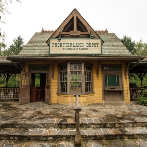 Treinstation Frontierland Het houten, geel geschilderde treinstation van Frontierland met een authentieke westernstijl.
