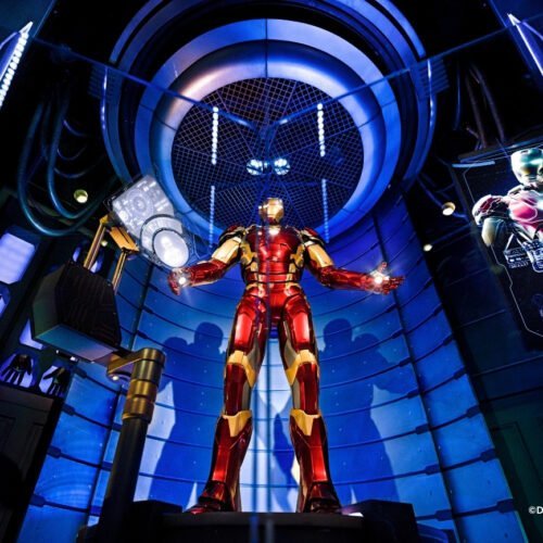 Iron Man Rode Iron Man in een blauw decor in Flight Force wachtrij