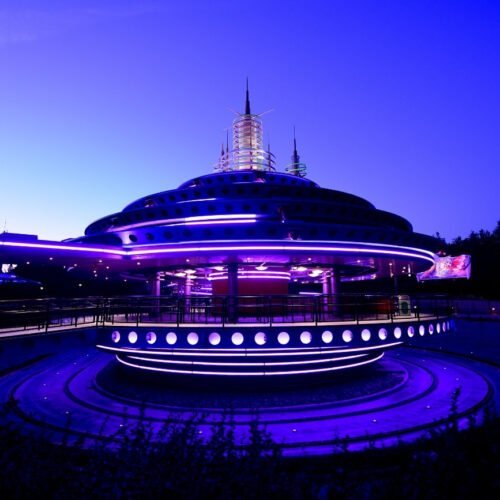 Autopia in het donker Autopia gebouw met paarse verlichting in het donker