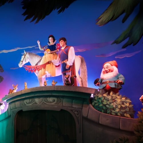 Blanche-Neige et les Sept Nains Sneeuwwitje, de prins en 3 dwergen op een brug in de attractie Blanche neige et les sept nains