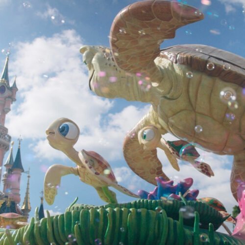 3 Crush van Finding Nemo voor het Kasteel tijdens Disney Stars on Parade