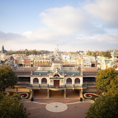 Overzicht Main Street U.S.A. Adembenemend uitzicht over Main Street U.S.A. met het iconische kasteel van Doornroosje aan het einde van de straat.