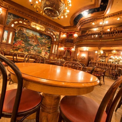 Interieur Lucky Nugget Restaurant Het sfeervolle interieur van het Lucky Nugget Restaurant in Frontierland, met klassieke houten westerndecoratie en warme verlichting.