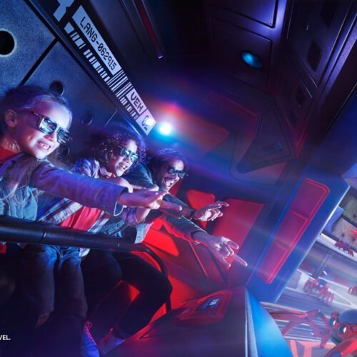 Spider Man Attractie Mensen met 3d-brillen in de Spider- Man W.E.B. attractie