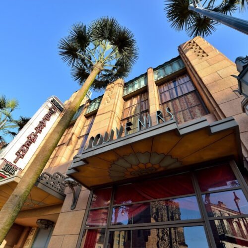 Gebouwen Production Courtyard Gebouwen en hoge palmbomen aan de Hollywood boulevard in Production Courtyard