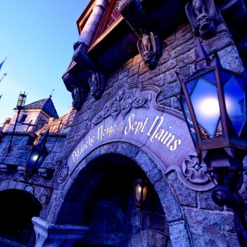 Entree Blanche-Neige et les Sept Nains Ingang van de attractie Blanch neige et les sept nains met het roze Kasteel op de achtergrond