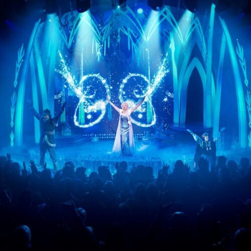 Elsa Frozen Elsa van Frozen op het podium in een blauw decor