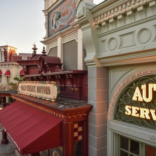 Details Main Street Details van sierlijke Victoriaanse gebouwen in Main Street U.S.A., met in de verte het betoverende roze kasteel van Doornroosje