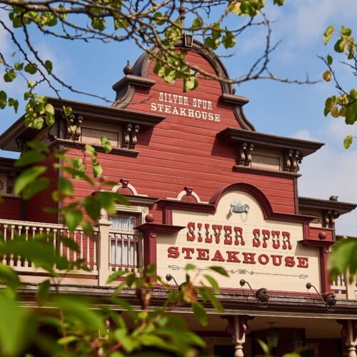 Silver Spur Steakhouse Het roodhouten gebouw van het Silver Spur Steakhouse met zijn karakteristieke westernuitstraling.