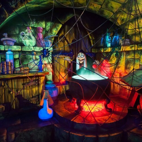 Heks Sneeuwwitje De heks van sneeuwwitje in een donkere stenen kerker met een groot spinnenweb en een grote pot met rook