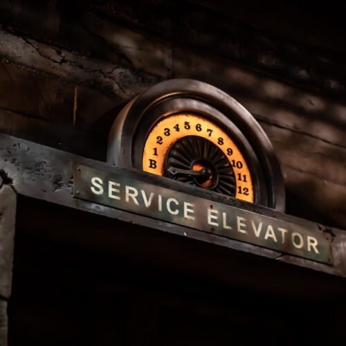 Service lift Tower of Terror Lift van Tower of Terror met wijzer die verdiepingen aangeeft