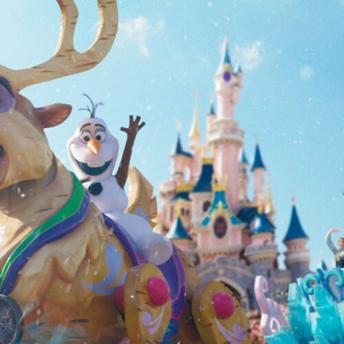 5 Olaf van de film Frozen voor het Kasteel van Doornroosje tijdens Disney Stars on Parade
