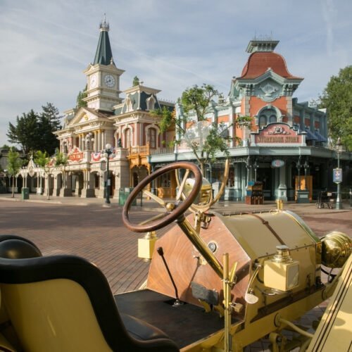 City Hall Fantastisch uitzicht op City Hall in Main Street U.S.A., met een opvallende gele oldtimer op de voorgrond.