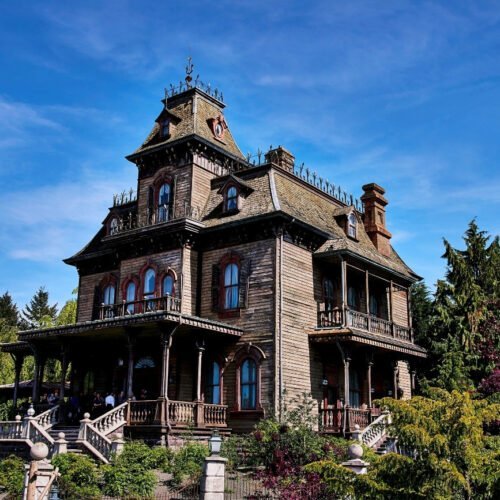 Phantom Manor villa De imposante, vervallen villa van de attractie Phantom Manor torent dreigend op in het landschap.