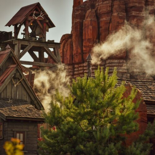 Decor Big Thunder Mountain Huisjes en rook uit schoorstenen tussen de rotsen
