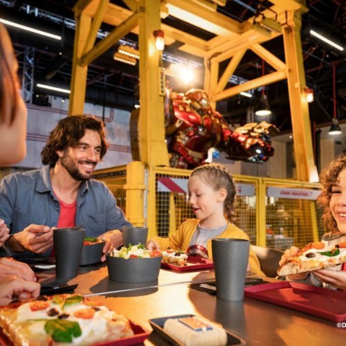 Stark Factory Bezoekers genieten van een maaltijd in Restaurant Stark Factory in Marvel Avengers Campus.