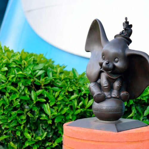 Beeld Dumbo Standbeeld van Dumbo in Toon Studio voor groene struiken