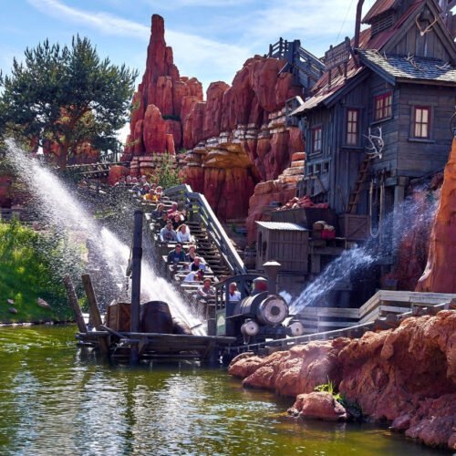 Big Thunder Mountain attractie De achtbaan Big Thunder Mountain, in de stijl van een oude mijntrein, spettert door het water terwijl het karretje naar beneden duikt tussen de rotsen.