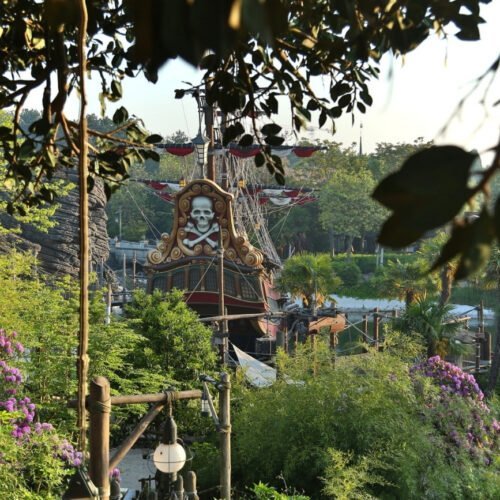 La Cabane des Robinson Uitzicht op het piratenschip vanuit Cabane des Robinson