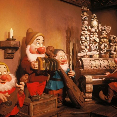 7 dwergen 4 dwergen die op verschillende muziek instrumenten spelen in de attractie Blanche-Neige et les Sept Nains