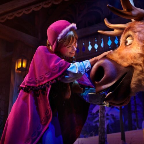 Anna van Frozen Anna van Frozen in een roze cape samen met rendier Sven