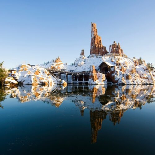 Big Thunder Mountain Sneeuw Rotsen bedekt met sneeuw gelegen in het water