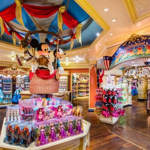 7 Kleurrijke winkel in Main Street U.S.A.® met centraal binnenin een luchtballon waarin Mickey, Minnie Mouse en Donald Duck zitten.