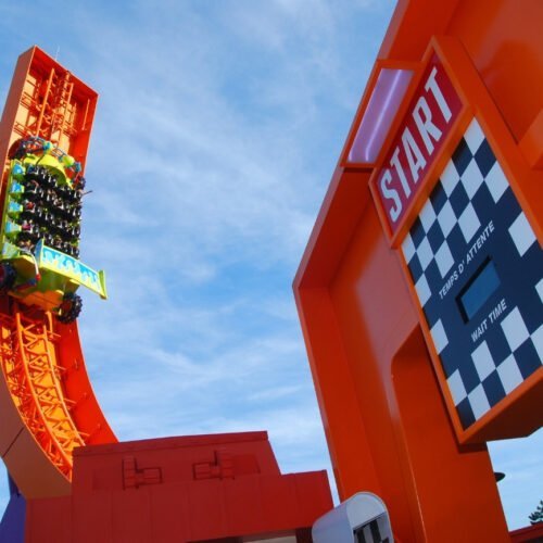 RC Racer RC Racer-auto in een oranje halfpipe bij een attractie in Worlds of Pixar