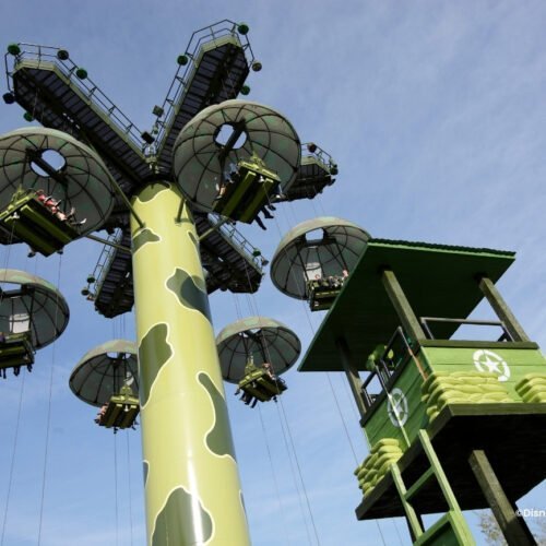 Attractie Parachutes Soldier Drop Groene parachutes en camouflage pilaar van Parachutes Soldier Drop