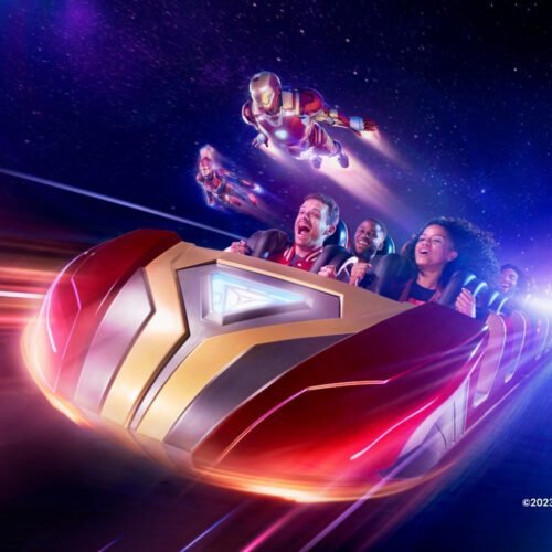 Achtbaan Flight Force Mensen in een rood gouden achtbaan met Captain Marvel en Iron Man