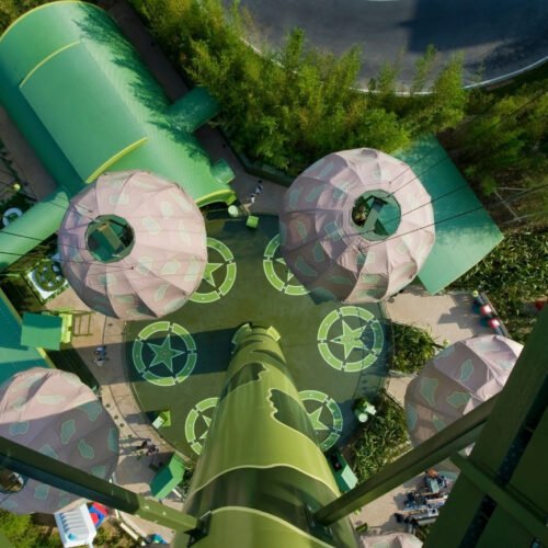 Toy story soldiers attractie Groene parachutes met groene sterren op de grond bij een attractie in Worlds of Pixar