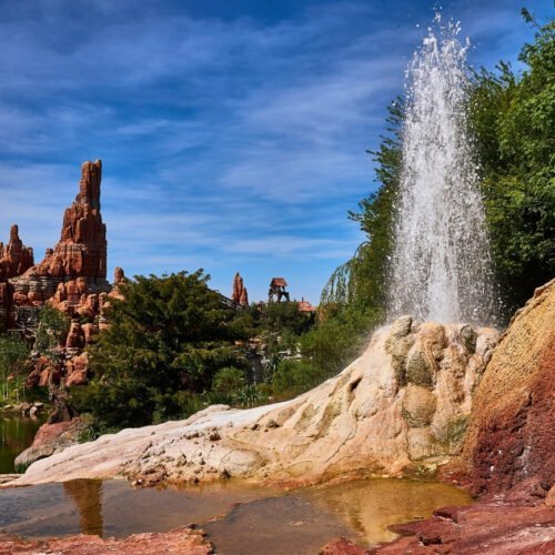 Landschap Frontierland Geiser met uitzicht op de rode rotsen van de Big Thunder Mountain