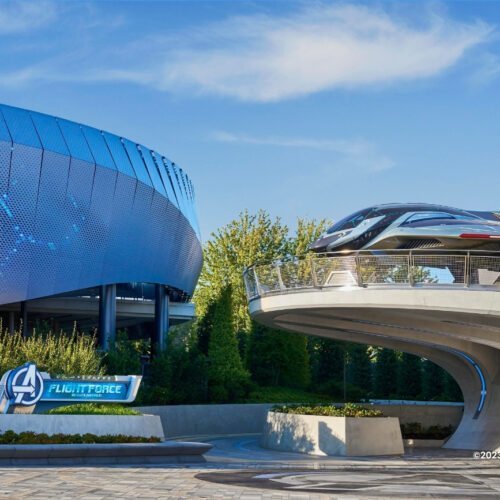 Flight Force Entree Blauw gebouw van Flight Force attractie met een groot ruimteschip op een plateau