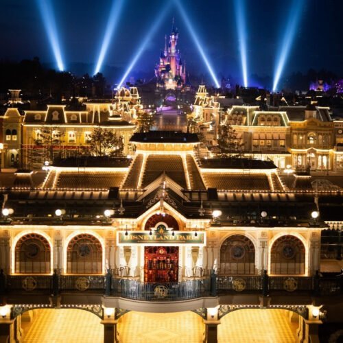 Mainstreet in het donker Uitzicht over Main Street U.S.A.® in het donker, verlicht door betoverende lichtjes