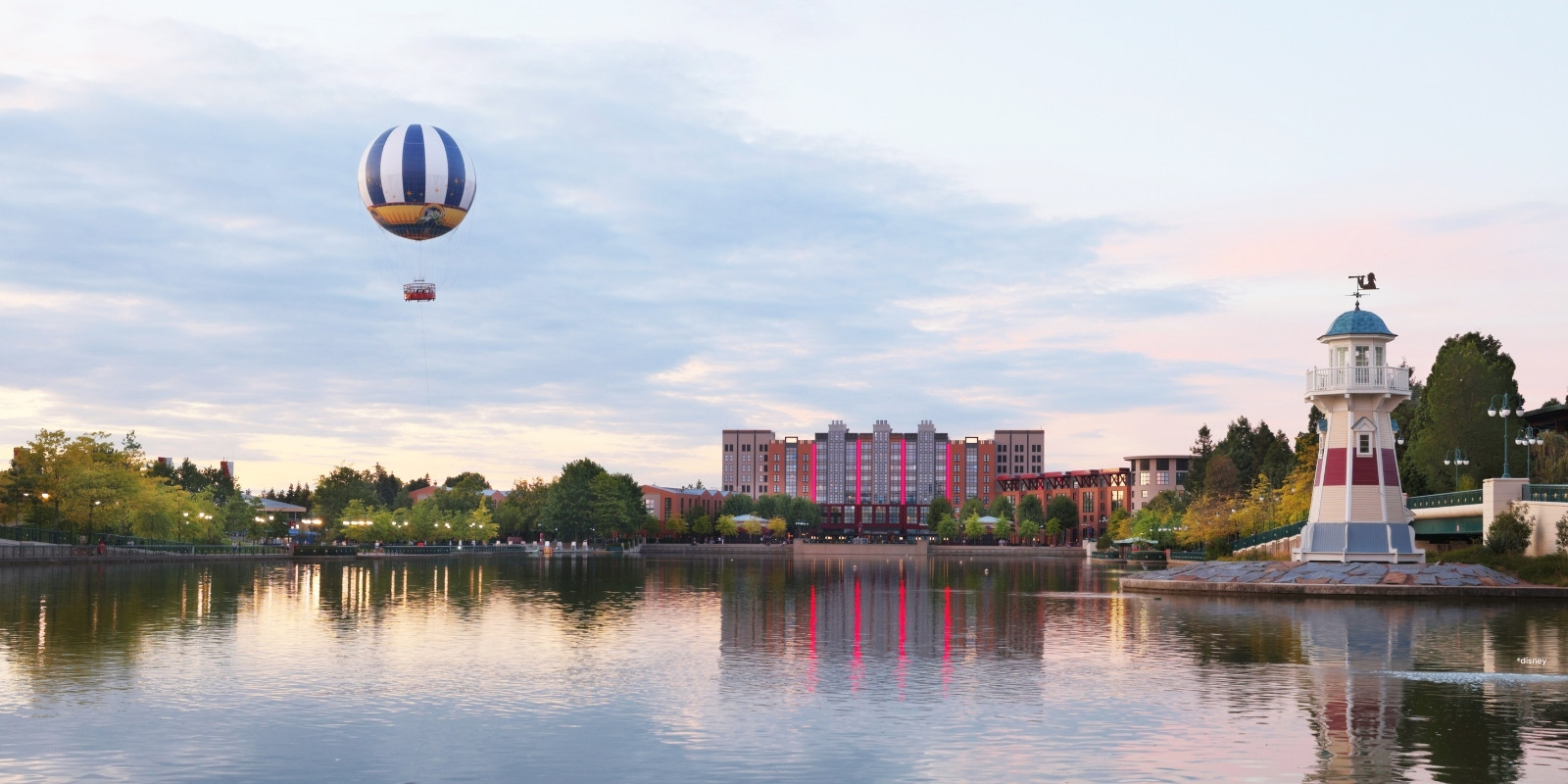 Disney village luchtballon en vuurtoren