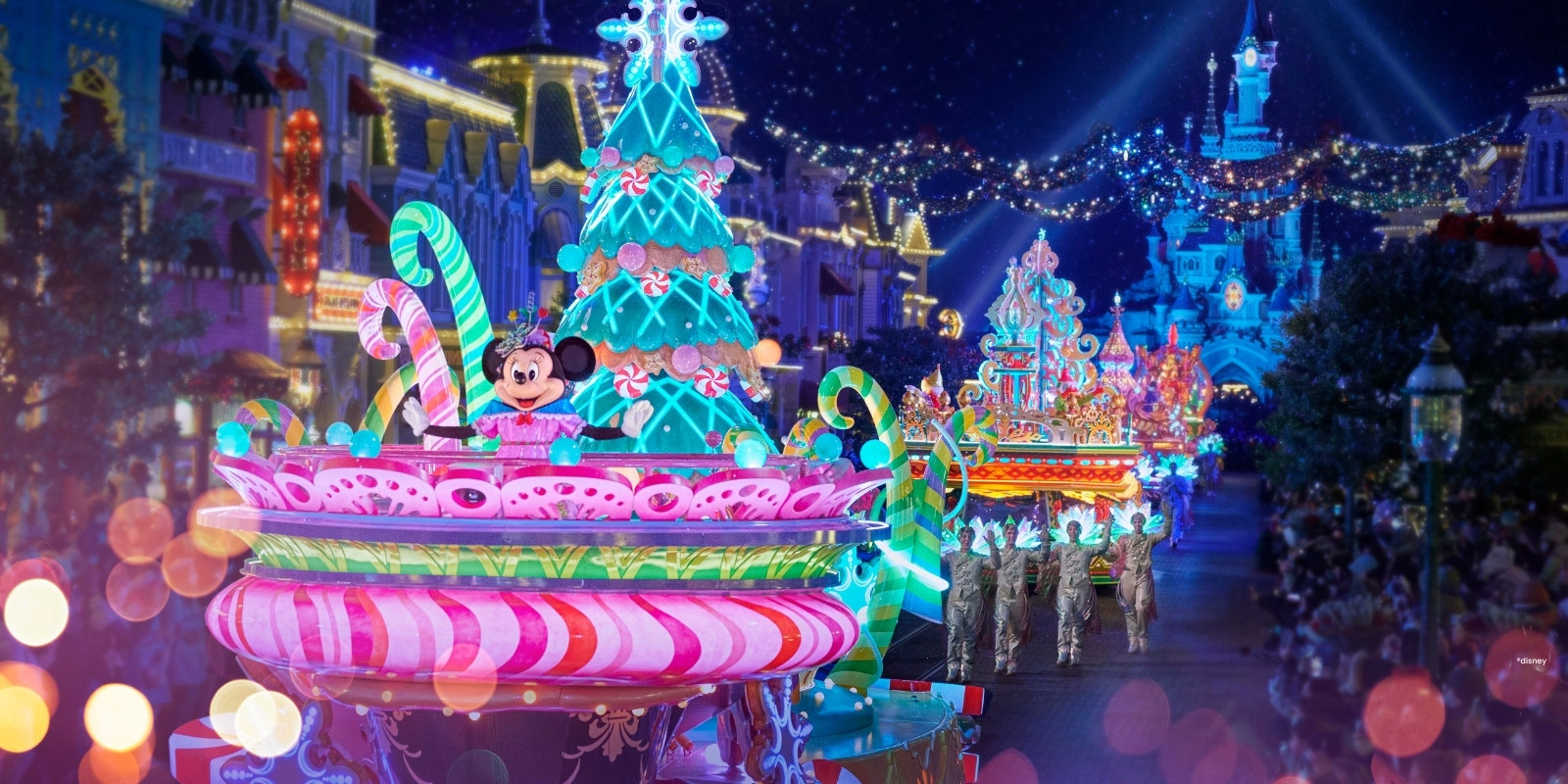 Magische kerst parade met lichtgevende wagens en minnie mouse