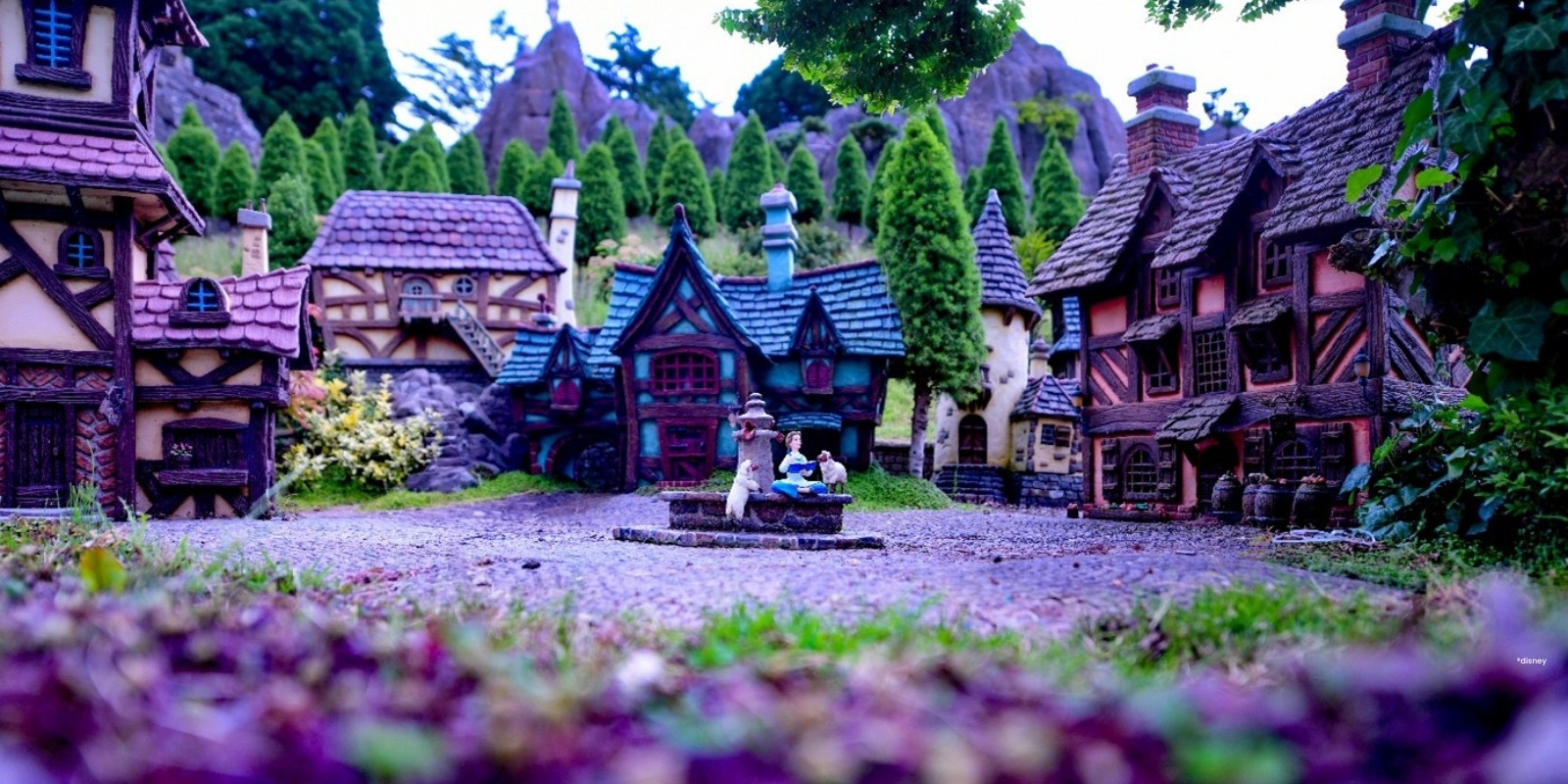 Miniatuur dorp met huizen en fontein