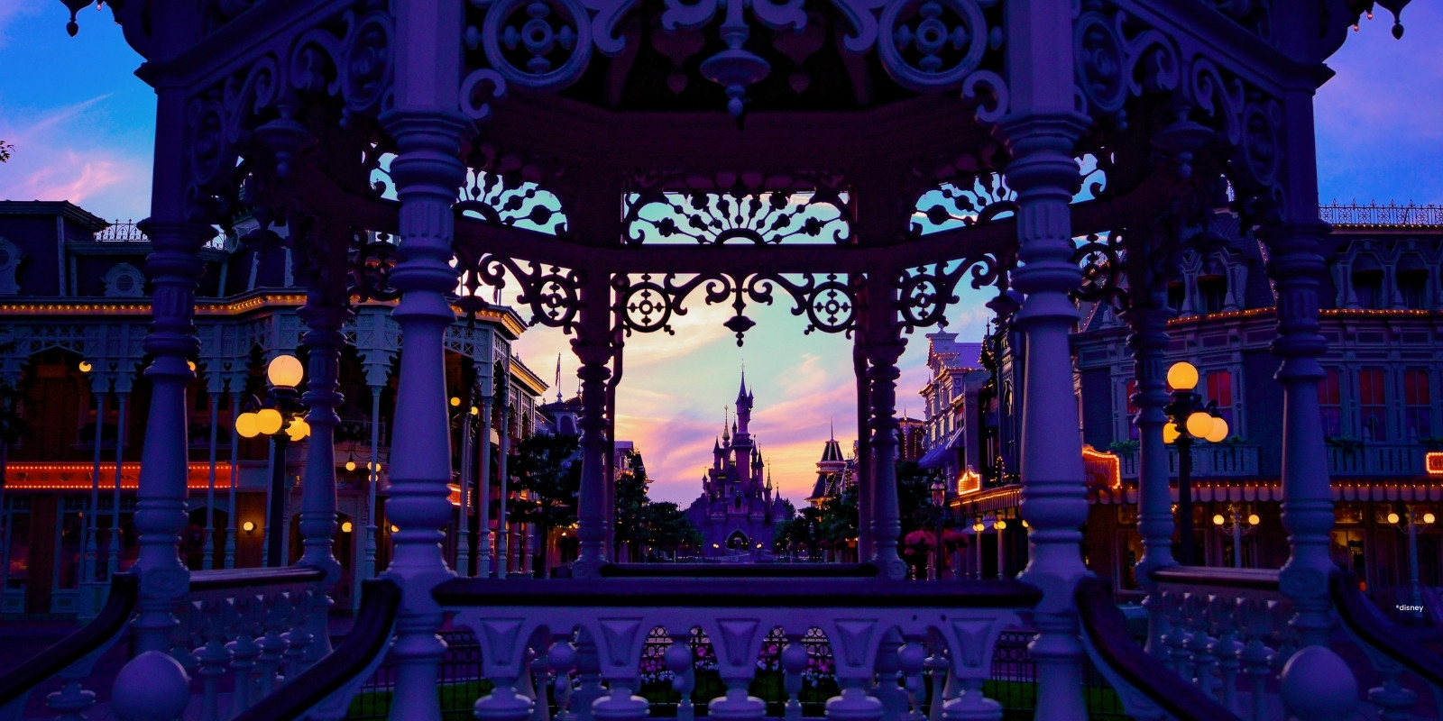 Main Street USA kasteel met een pastelkleurige lucht
