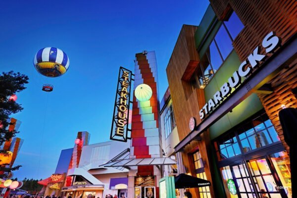 Disney Village Disney Village® in de avond