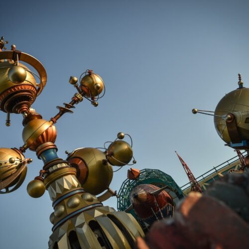 Orbitron Ronde goude planeten bij de Orbitron attractie