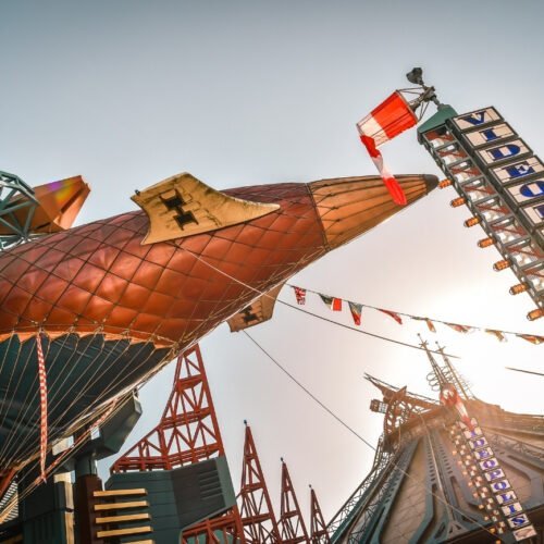 Videopolis Rood, blauwe Zeppelin met verschillende vlaggetjes bij het Videopolis in Discoveryland