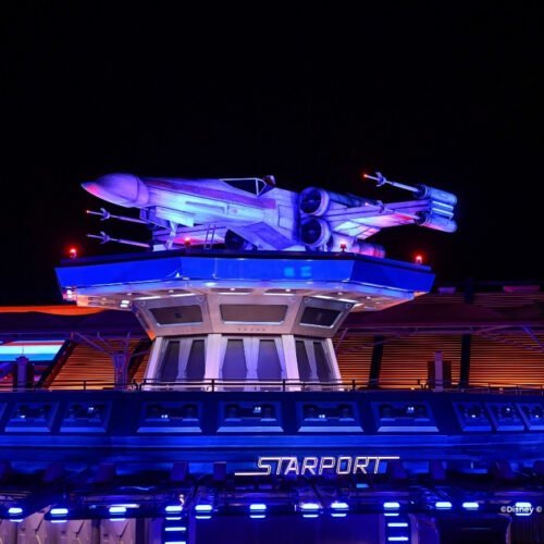 Startport in Discoveryland Ruimteschip op een verhoging bij Starport in Discoveryland in het donker