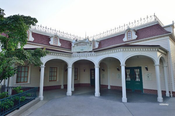 Baby Care Center Ingang Baby Care Center wit gebouw
