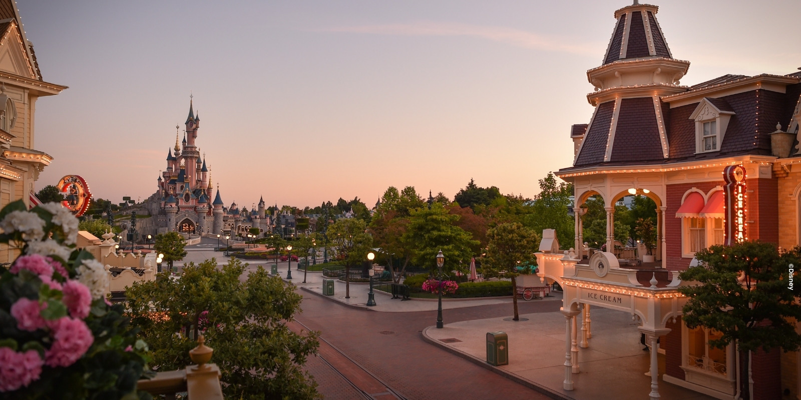Disneyland Park magisch roze kasteel bij zonsondergang