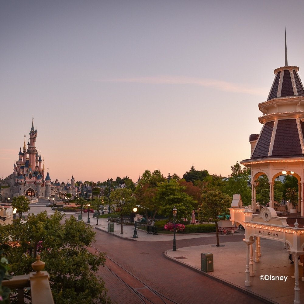 Uitzicht over Mainstreet U.S.A.® en het Kasteel van Doornroosje in een van de Disney® Parken