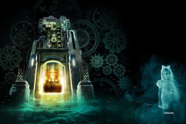 Hollywood Tower of Terror De spookachtige lift van de attractie Hollywood Tower of Terror, met de geest van een meisje en een liftcabine die door de schacht naar beneden stort.