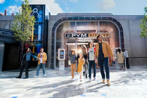 PYM kitchen Mensen voor het Pym kitchen buffetrestaurant in Walt Disney Studios® Park