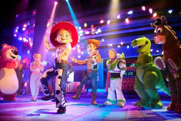 Pixar musical Pixar Musical met Jessy, Woody en ander disney figuren van toy story op een podium met verschillende kleuren lampjes