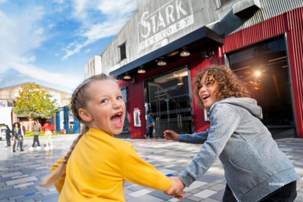 Stark Factory Twee kinderen lopen hand in hand voor het restaurant Stark Factory.